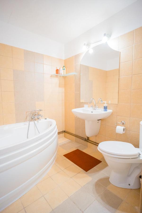 Rustic & Spacious 3Br Apartment Bucharest Exterior photo